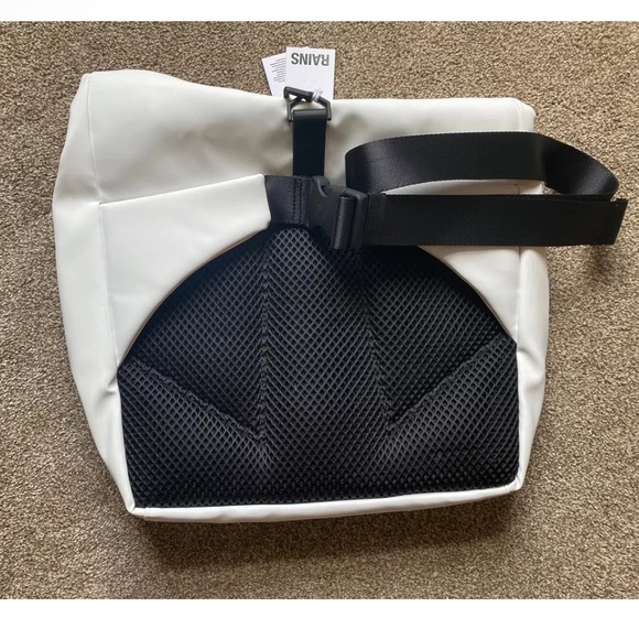 RAINS Roll Top Commuter Messenger - Picture 6 of 7